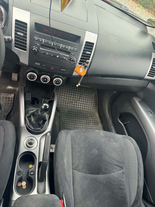 Vând Mitsubishi Outlander