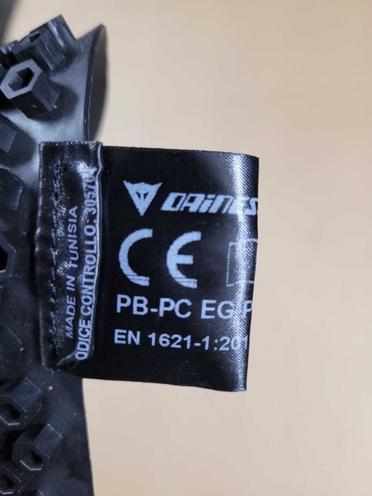 Протектори и слайдери на Dainese