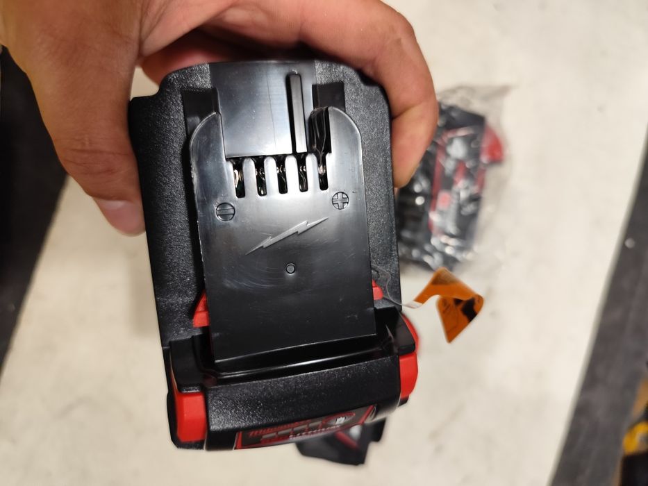 Милуоки батерия 18 волта 4 амперачаса Milwaukee M18 B4