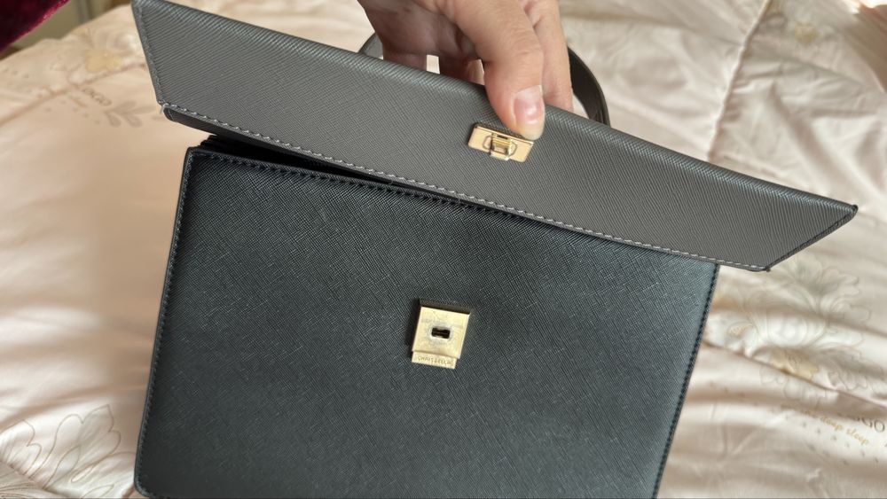 Сумка в хорошем состоянии ремешок есть