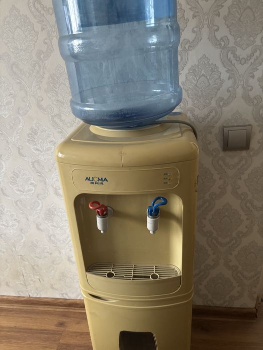 Продам диспенсер для воды с баком