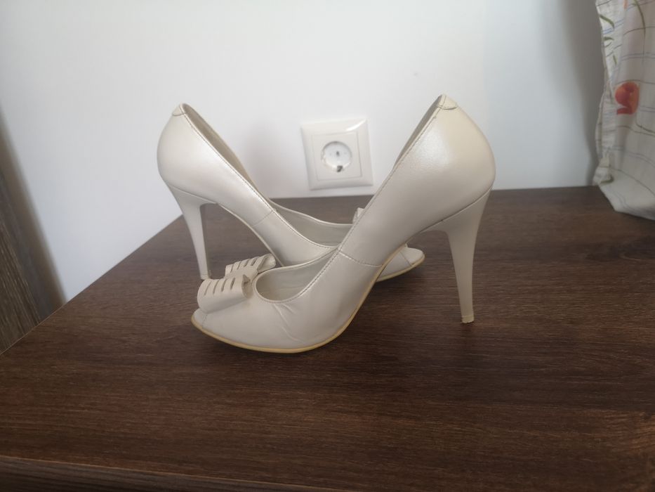 Pantofi albi din piele naturala marimea 37