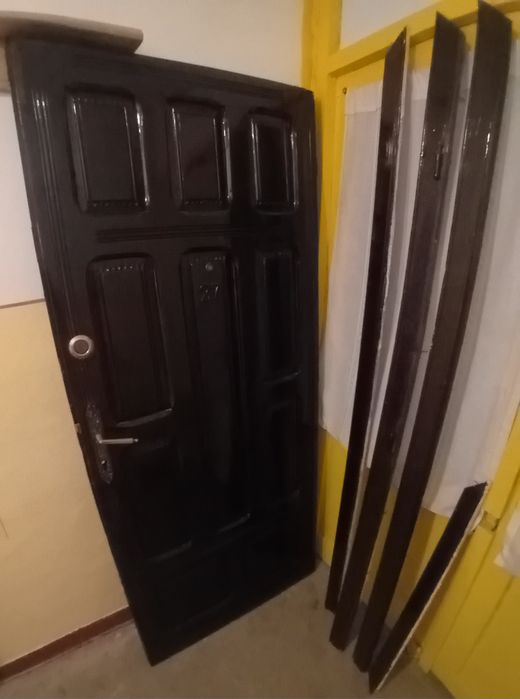Vând ușă din lemn de brad