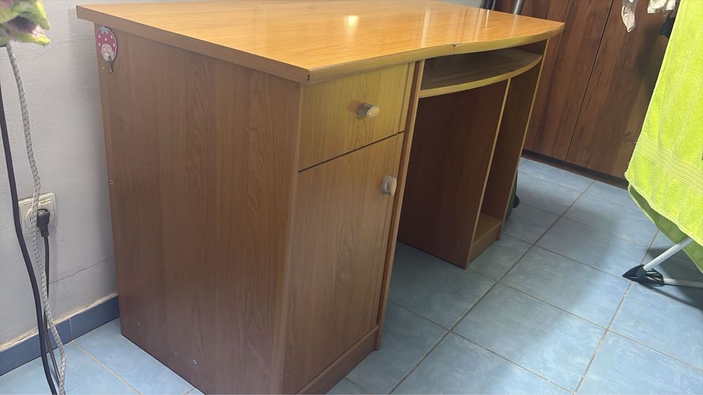 Продам стол письменный