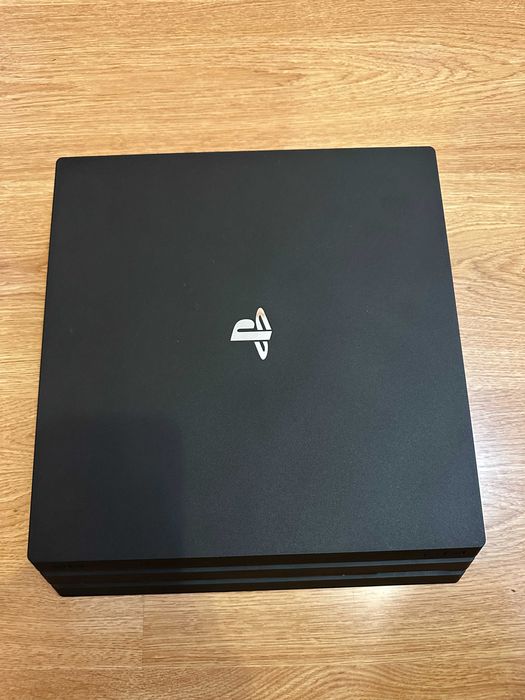 PlayStation 4 PRO 1TB, джойстик, оригинална опаковка и 8 игри