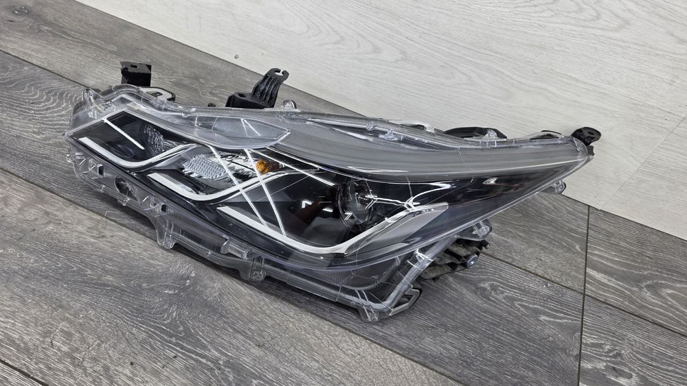 Фара Toyota Corolla e210