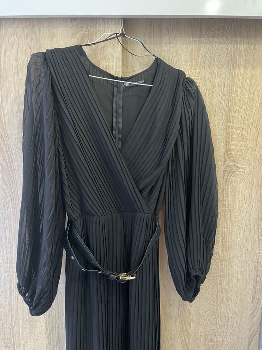 Черна рокля на Zara