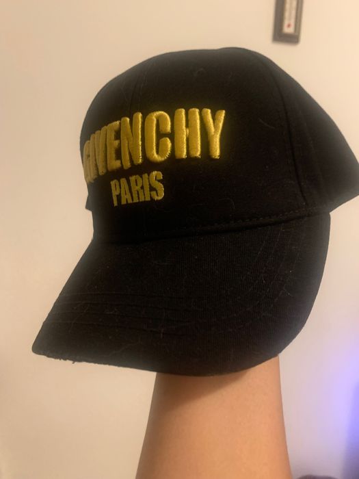 Шапка с козирка Givenchy