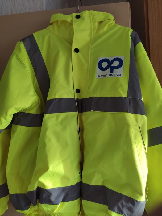 Продавам английско топло яке от промазан плат