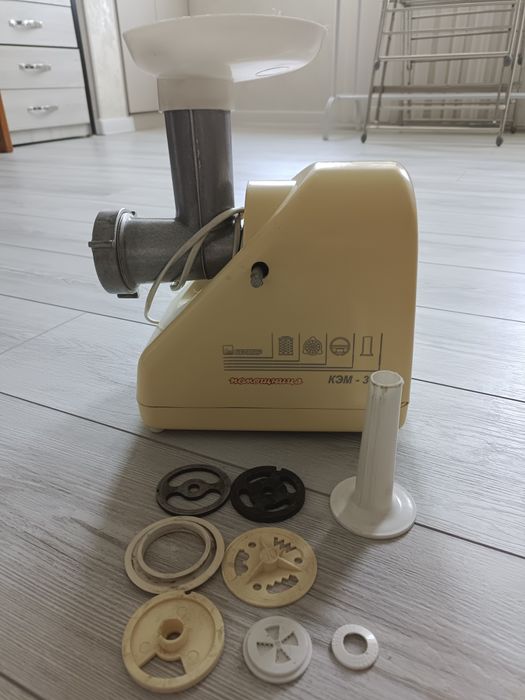 Продае́ться электрическая мясорубка недорого в рабочем состоянии