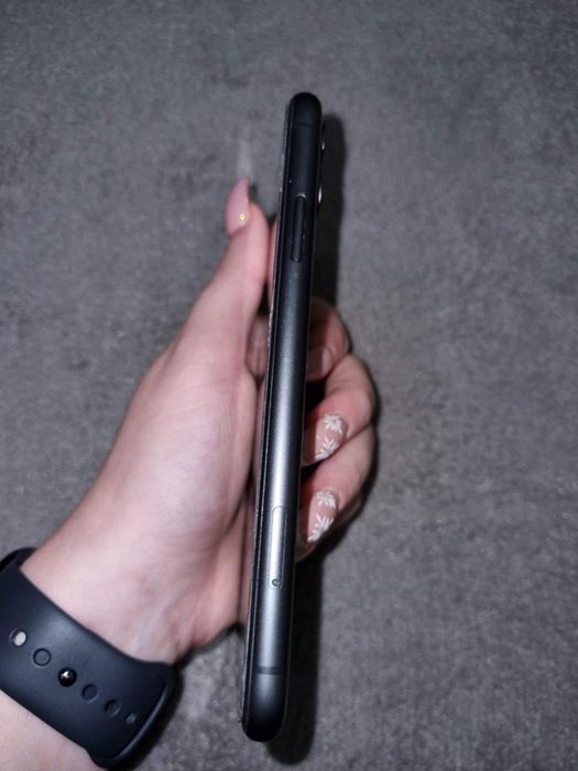 iPhone 11 256gb Черен + три оригинални калъфа