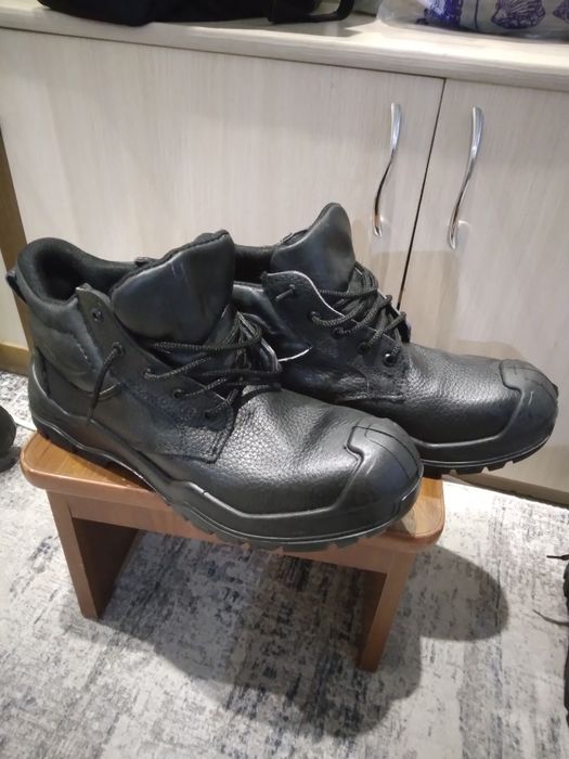 Продам рабочие ботинки.