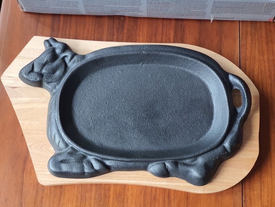 Platou de servire din fontă, formă de vacuță