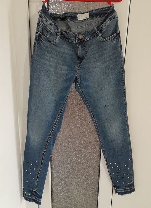 Vînd 4 perechi de blugi 42 /44 L și 1 perechie depantaloni