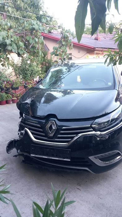 Vând Renault avariat