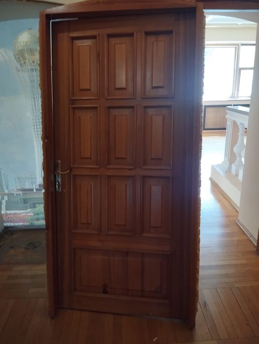 Продам двери из дерева.