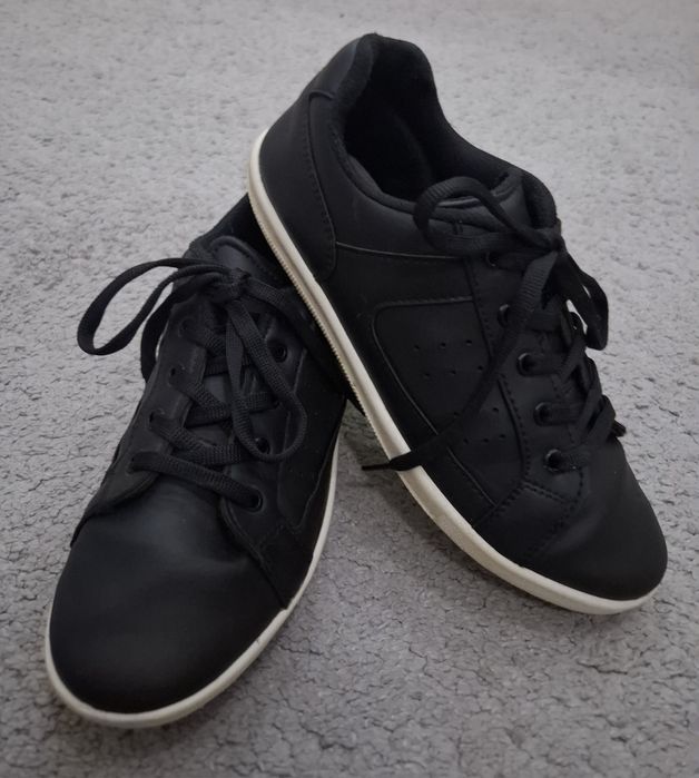 Продаются кроссовки фирма Polaris  в отличном состоянии.р 36.