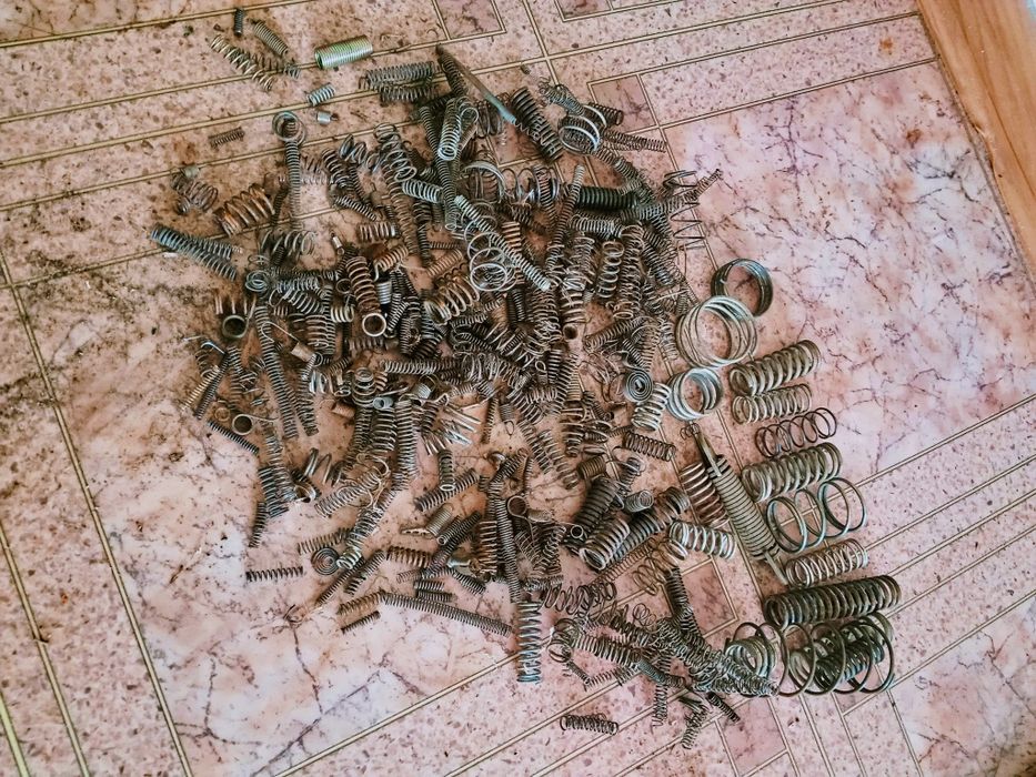 Подшипники, гайки, шайбы, болты/ винты, грайвера,пружины разные.