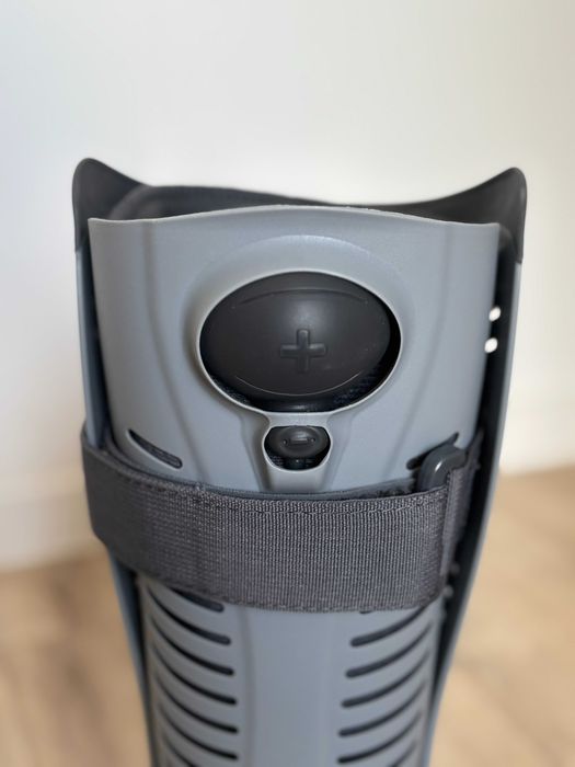 Orteză OSSUR Rebound Air Walker M (39–44) – model ÎNALT – aproape nouă