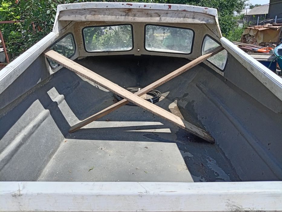 Barcă cabinată + trailer – ideală pentru proiect