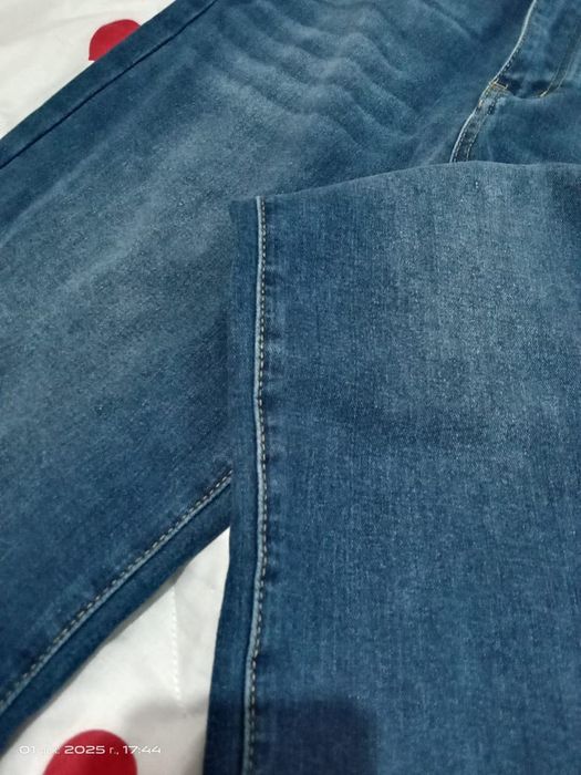 Темно синие джинсы