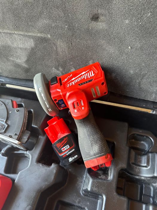 Polizor unghiular mini Milwaukee M12 FCOT