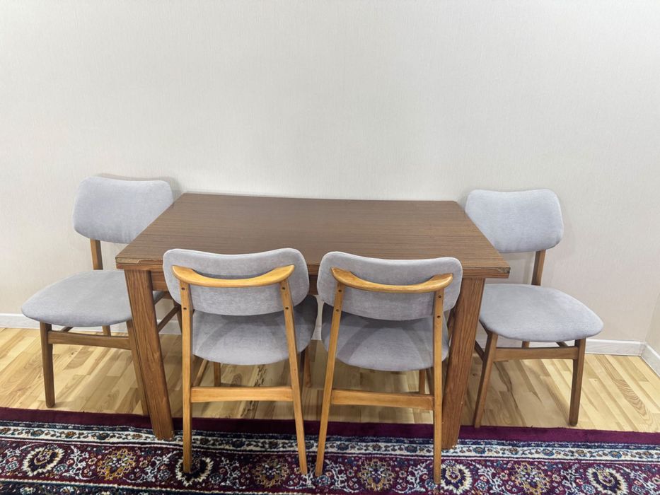 Раскрывающийся стол и 4 стула