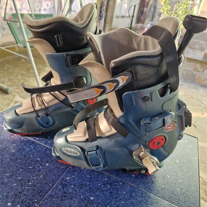 Скиорски обувки  ски и щеки