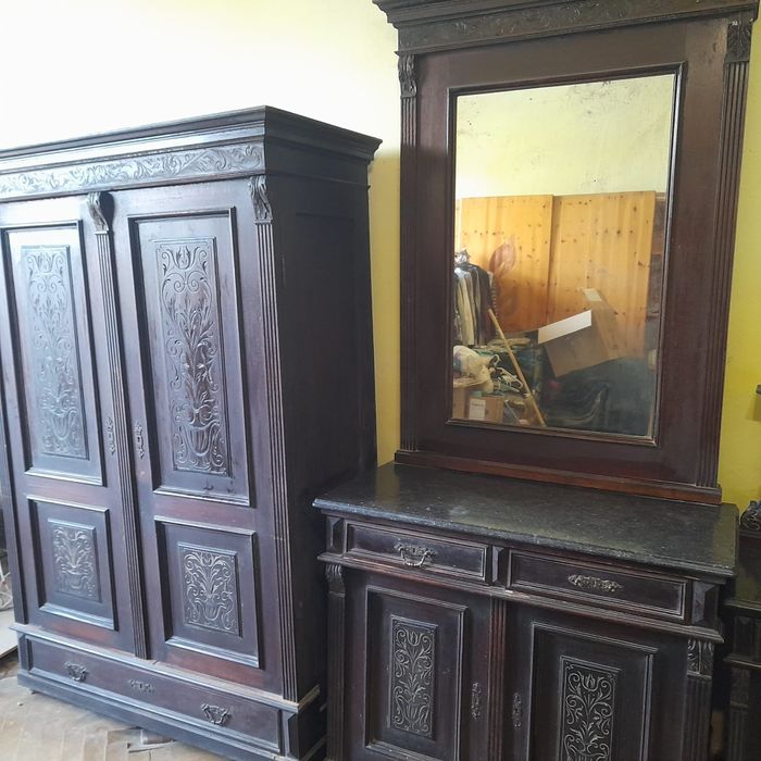 **Titlu:**Vând  Mobilă veche din lemn masiv