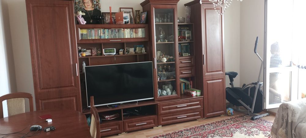 Продам стенку горку и стол со стульями