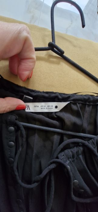 Къси, черни рокли Zara