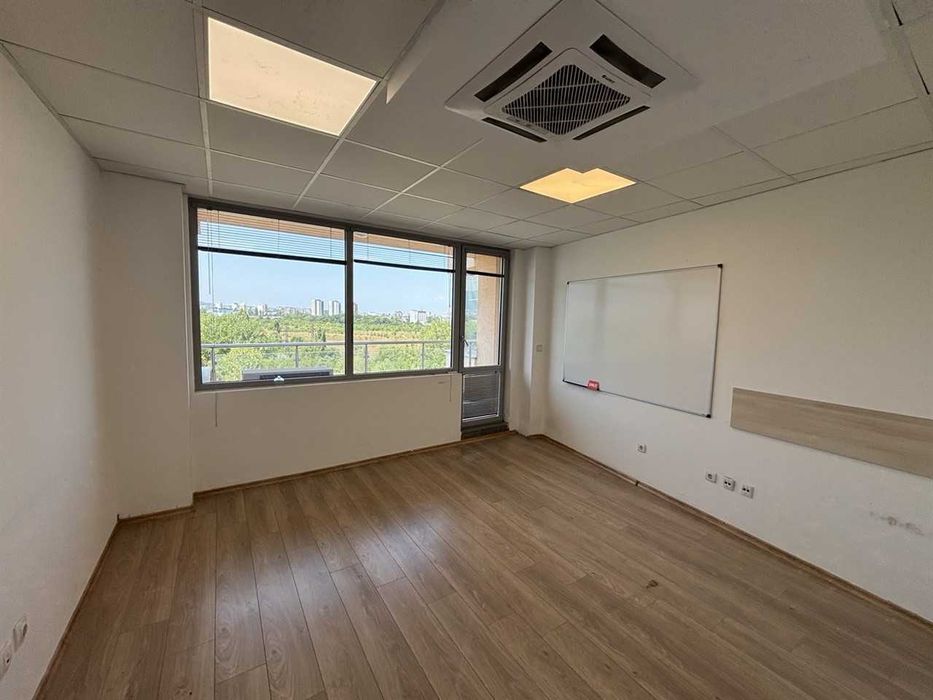 Дава се под наем Офис в София, Младост 2 - 1000 кв.м за 1795.2 € - Снимка #1