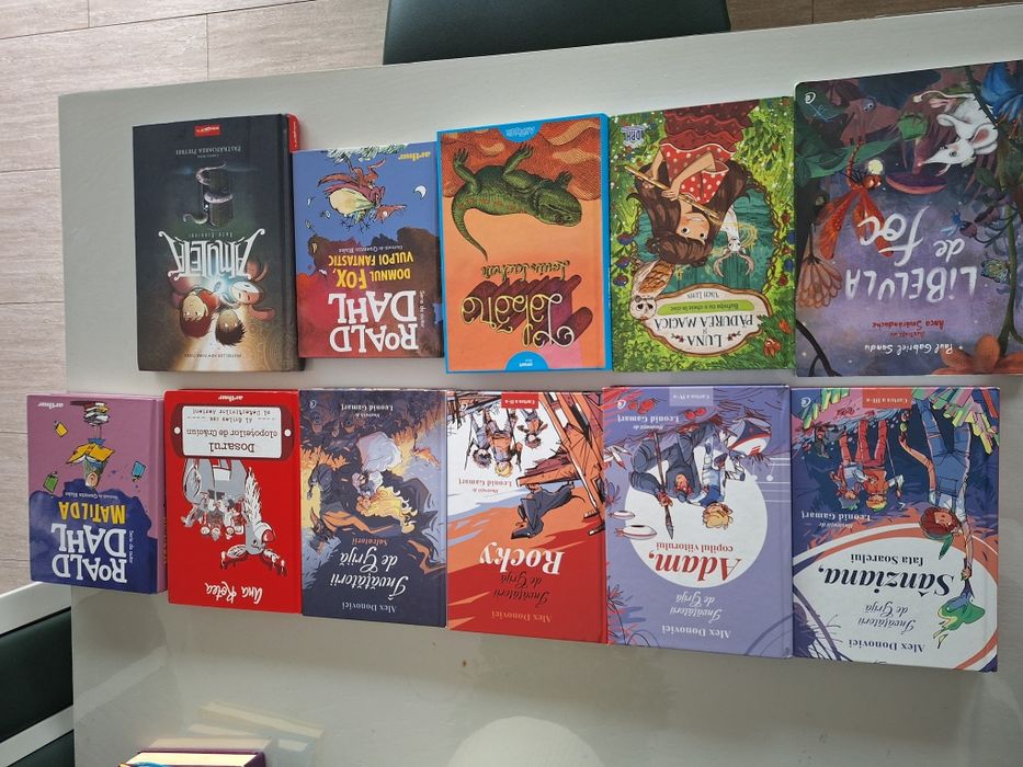 Vând cărți în stare foarte buna.