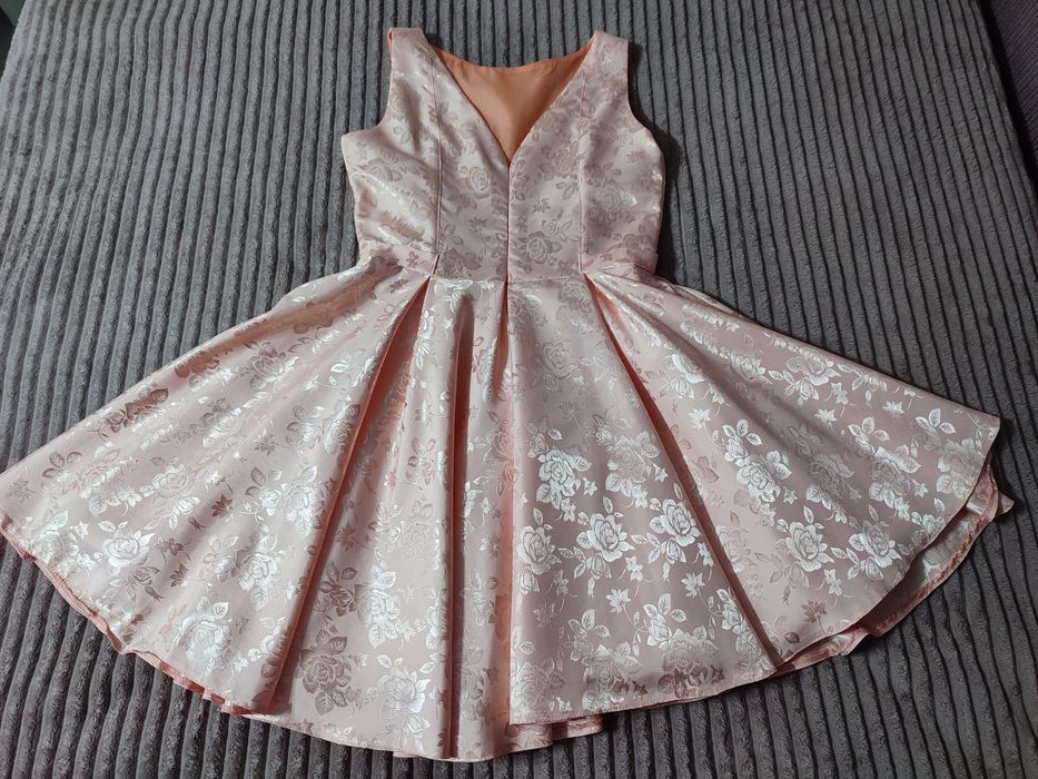 Платье нарядное персикового цвета