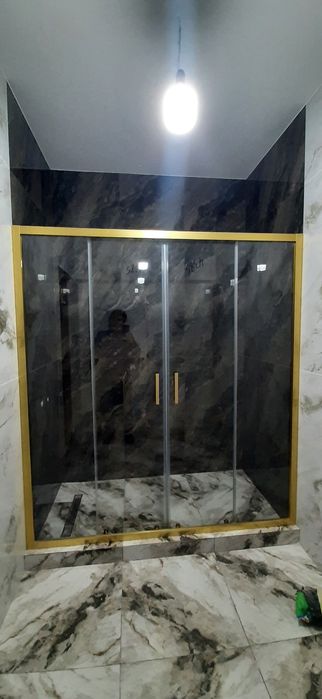 Душкабина , перегородки, стеклянные двери.