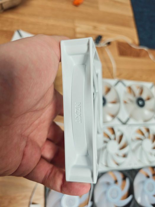 3 ventilatoare Corsair 140mm ML elite albe cu lumina alba si PWM