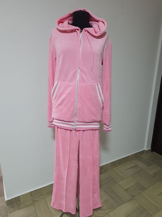 Trening catifea cu hanorac cu dungi albe si pantaloni model drept