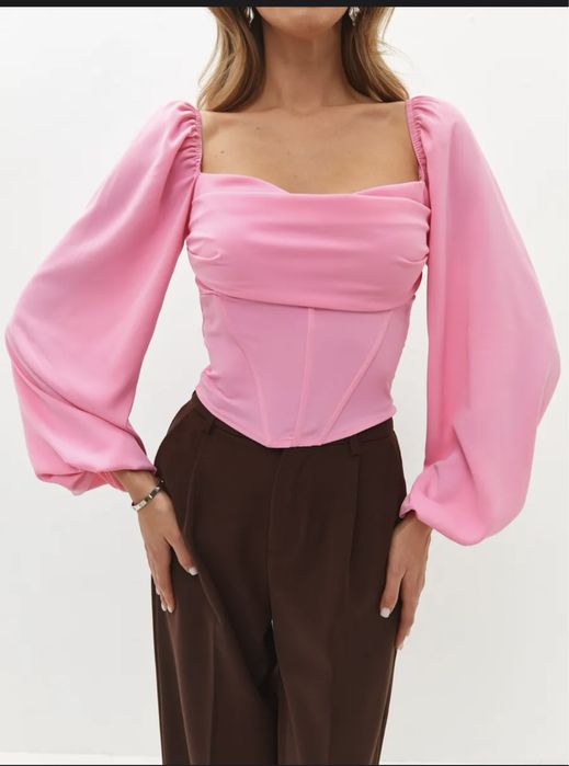 Кофта в розовом оттенке.