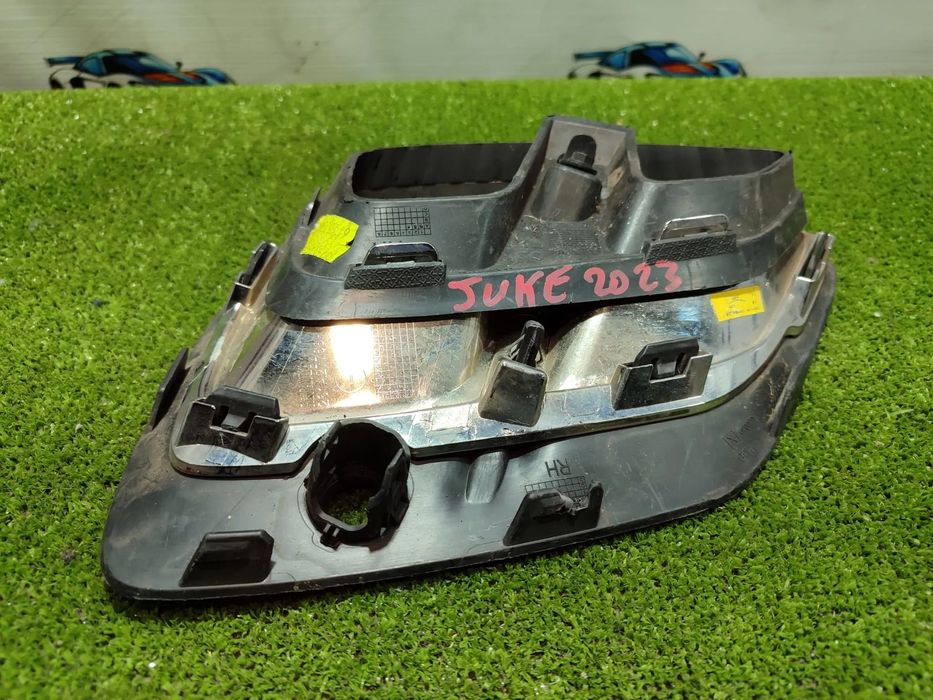 GRILA BARA FATA DREAPTA NISSAN JUKE HYBRID 1.6 BENZINA 2023 COD OEM 261A21107R / 261A27768R / HATCHBACK 5 USI / 2022-2024