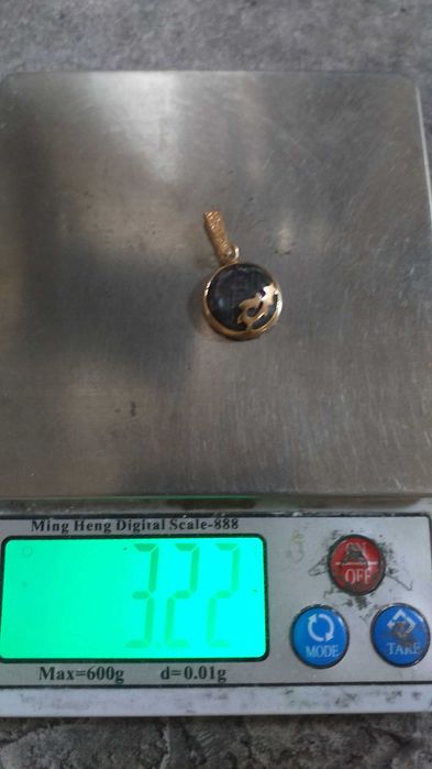 Золотой кулон с камнем