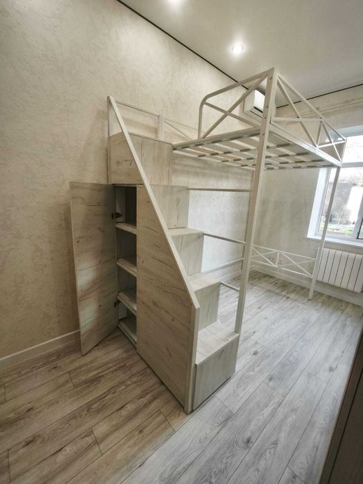 Кровать - чердак .