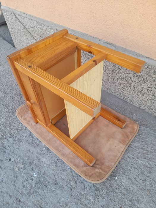 Дървена масичка с чекмедже