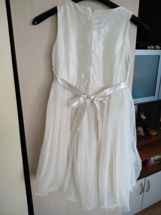 Прекрасна детска рокля за повод  :)