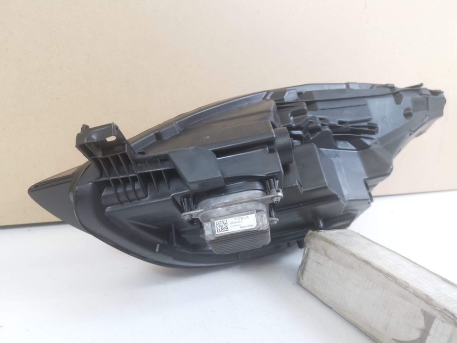Тесла Модел 3 / Tesla Model 3 Дясна фара Full Led. Оригинална. В добро