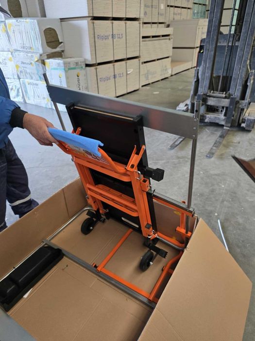 Лека подвижна индивидуална платформа с предпазни парапети