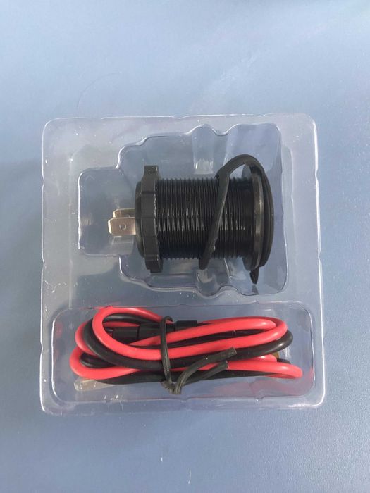 USB зарядно за кола или лодка с волтметър