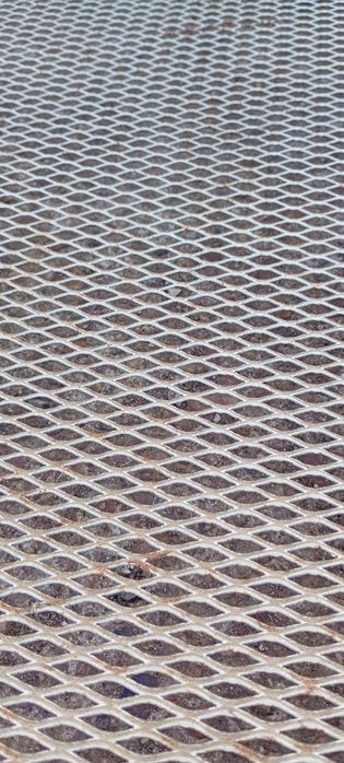 Ușă ( panou )metalică cu plasă (tablă)