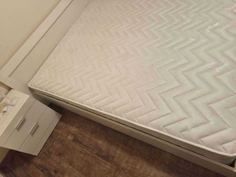 Спалня с матрак и две нощни шкафчета