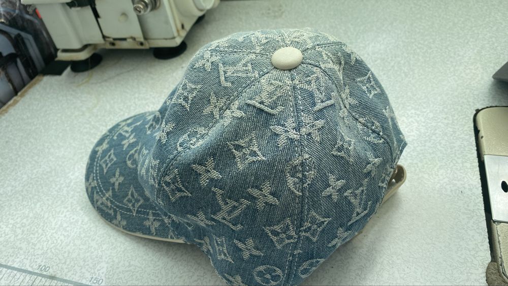 Шапка с козирка Louis Vuitton