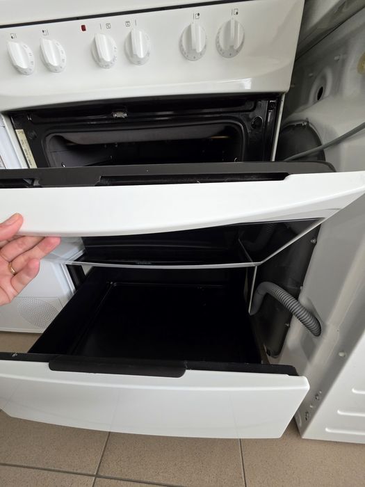 Свободностояща печка с керамични котлони Voss/Electrolux